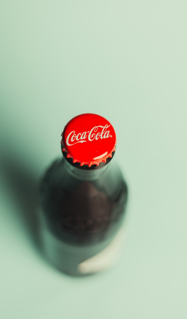 Стеклянная бутылка кока колы вид сверху