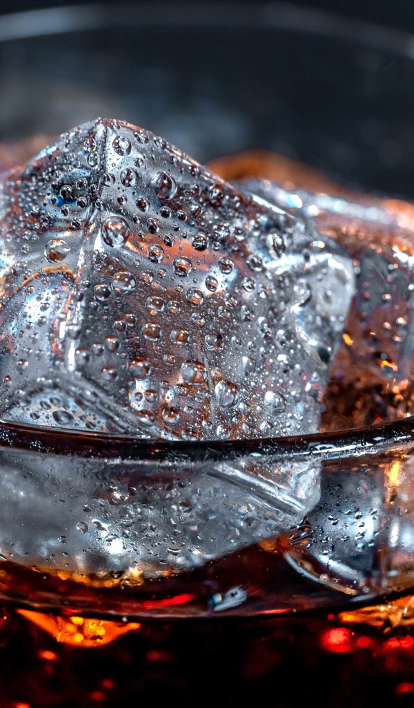 Стакан кока колы со льдом 