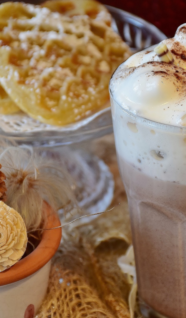 Горячий шоколад со сливками на столе с печеньем