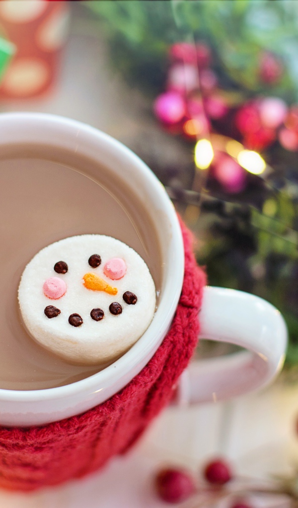Горячий шоколад с маршмеллоу с лицом снеговика