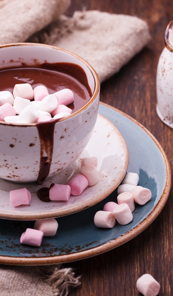 Горячий шоколад с розовым маршмеллоу на столе