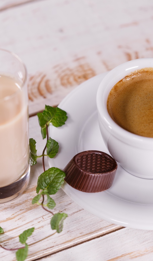 Горячий кофе на столе с шоколадной конфетой и какао