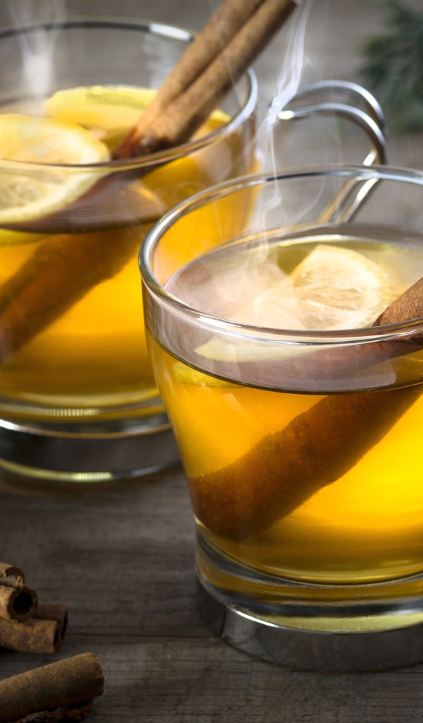 Горячий зеленый чай с лимоном и корицей