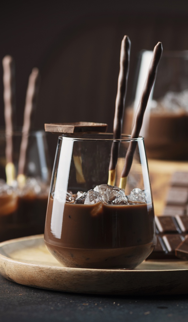 Холодный шоколадный напиток со льдом 