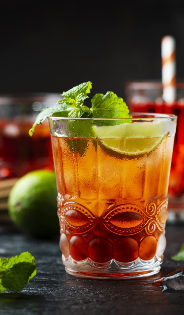 Холодный чай с лимоном на столе с мятой