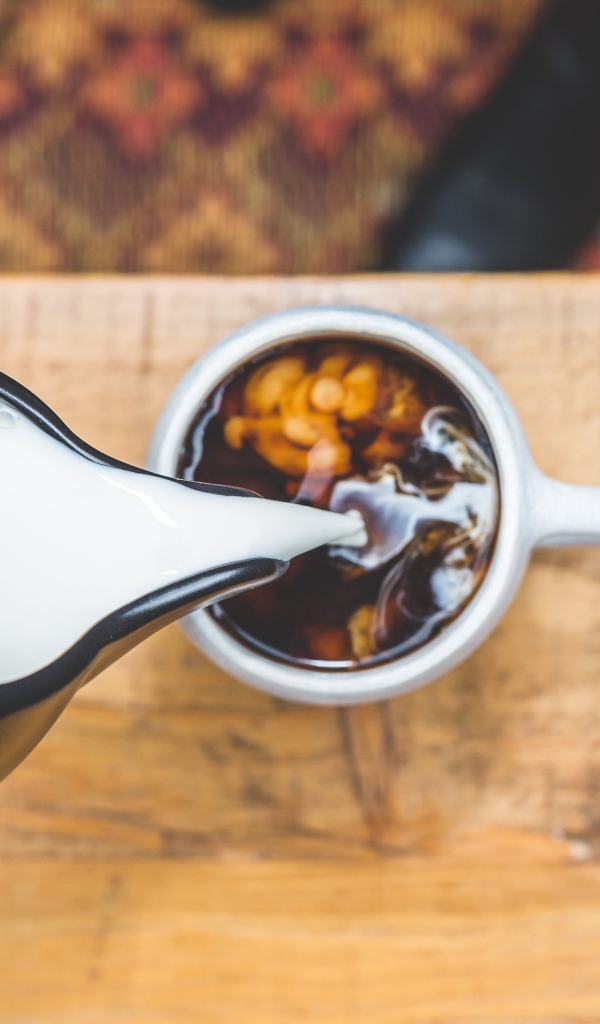 Молоко наливают в горячий ароматный  кофе