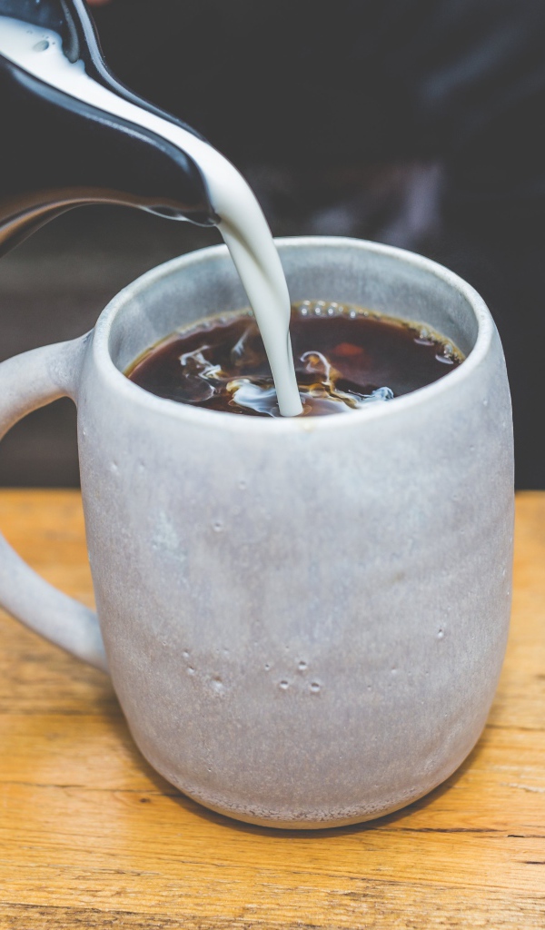 Молоко наливают в горячий кофе 