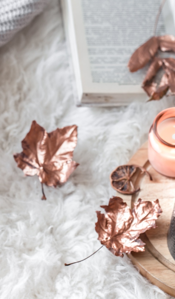 Чай с молоком на кровати с книгой и теплым свитером