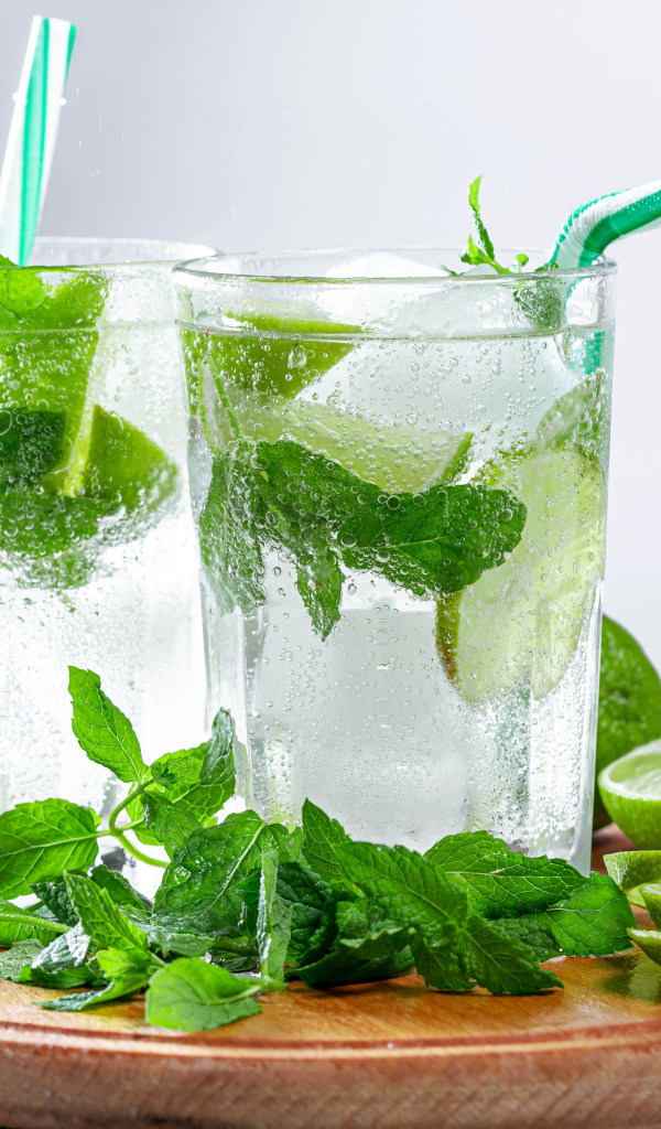 Мохито в стаканах с лаймом и мятой 