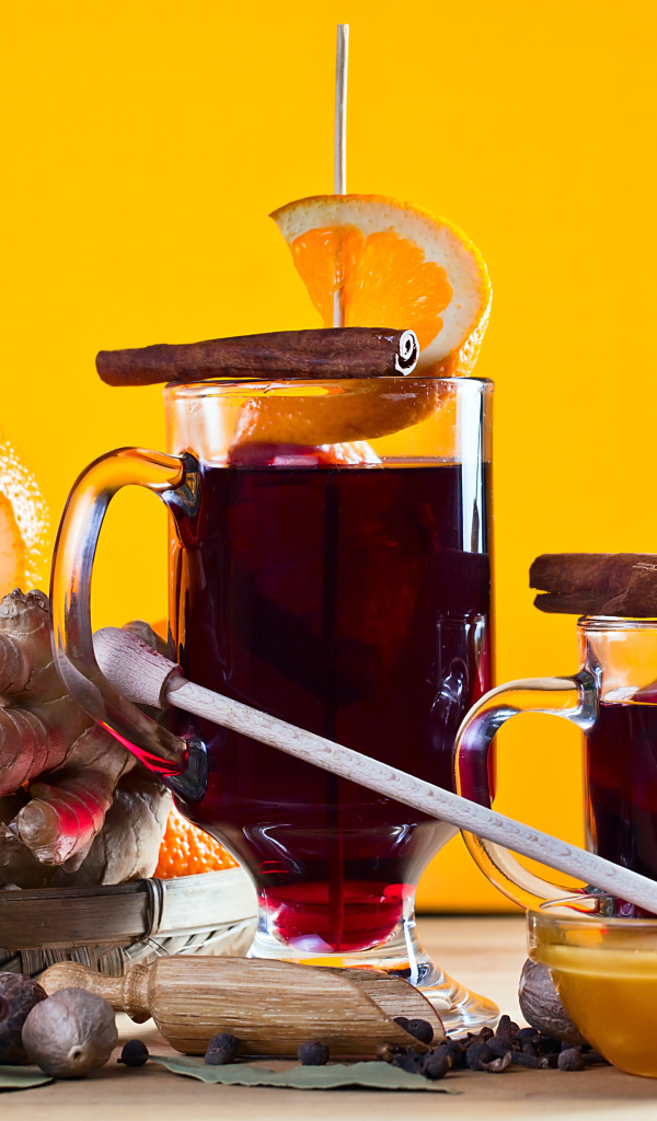 Глинтвейн на столе с имбирем, апельсино и специями