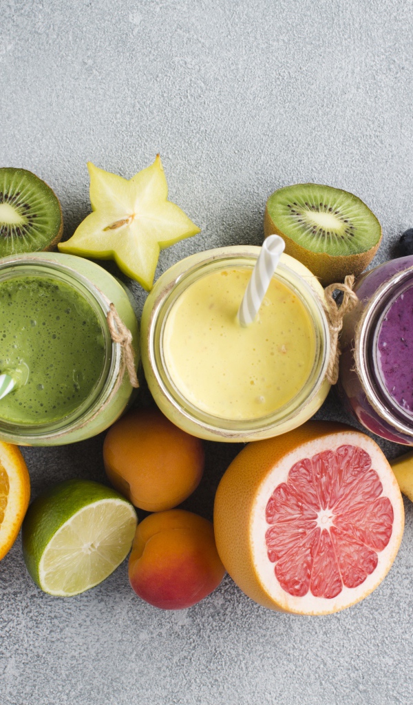 Смузи в банках на столе в ягодами и фруктами