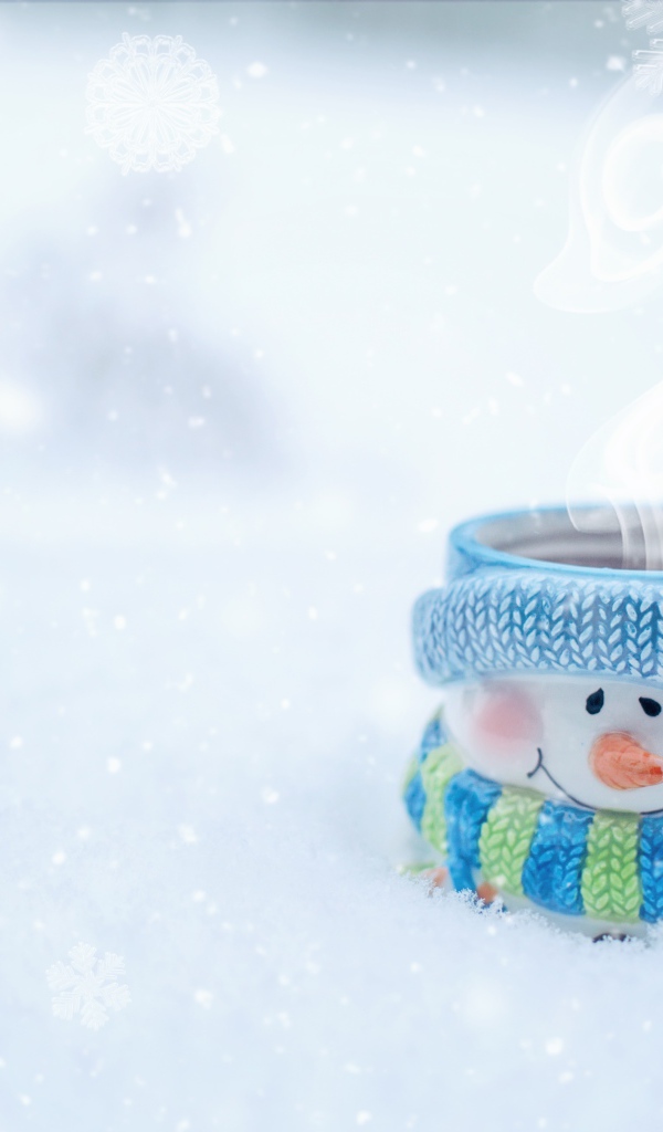 Кружка снеговик с горячим кофе на снегу 