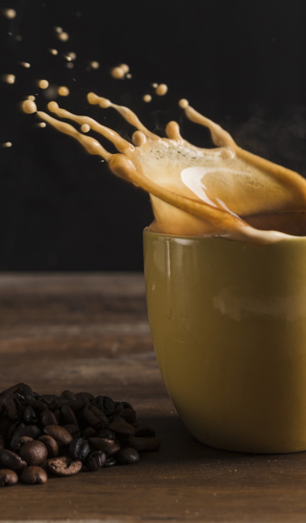 Брызги кофе на столе в чашке 