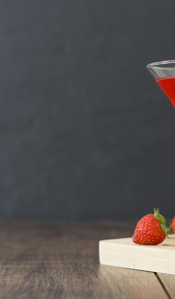 Клубничный коктейль на столе на сером фоне