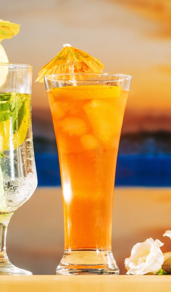 Вкусный холодный лимонад на столе 