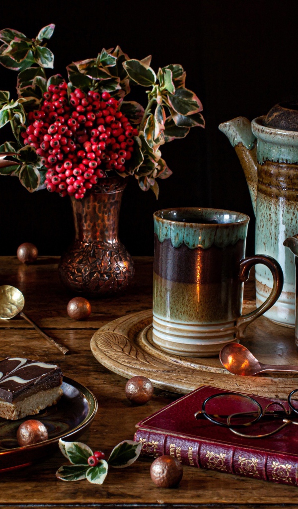 Стол на чаепитие с книгой и пирожными