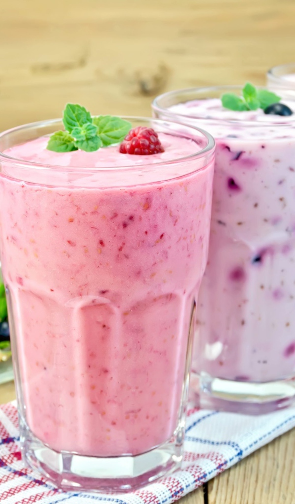 Три стакана ягодного смузи на столе