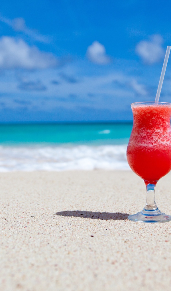 Тропический коктейль на песке у океана 
