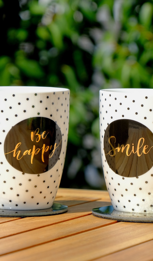 Две красивые чашки на столе на улице