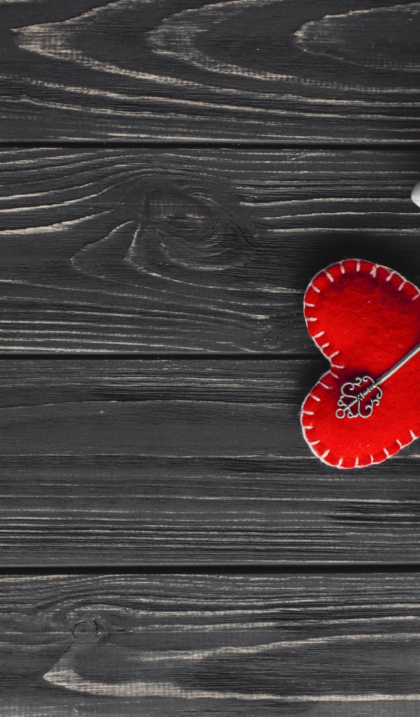 Две чашки кофе на столе с сердцем и ключом