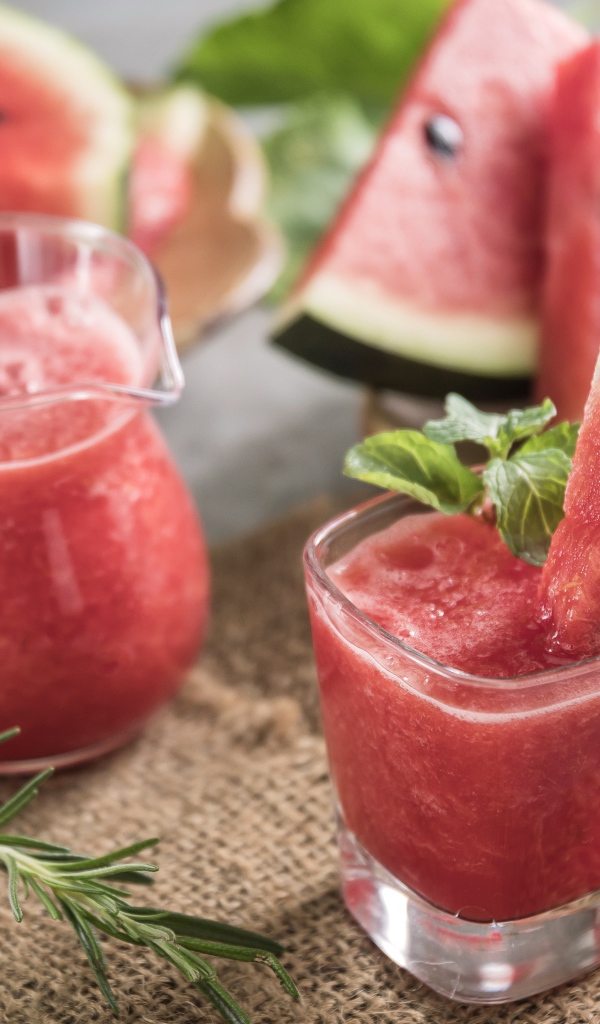 Арбузное смузи на столе с кусочками арбуза