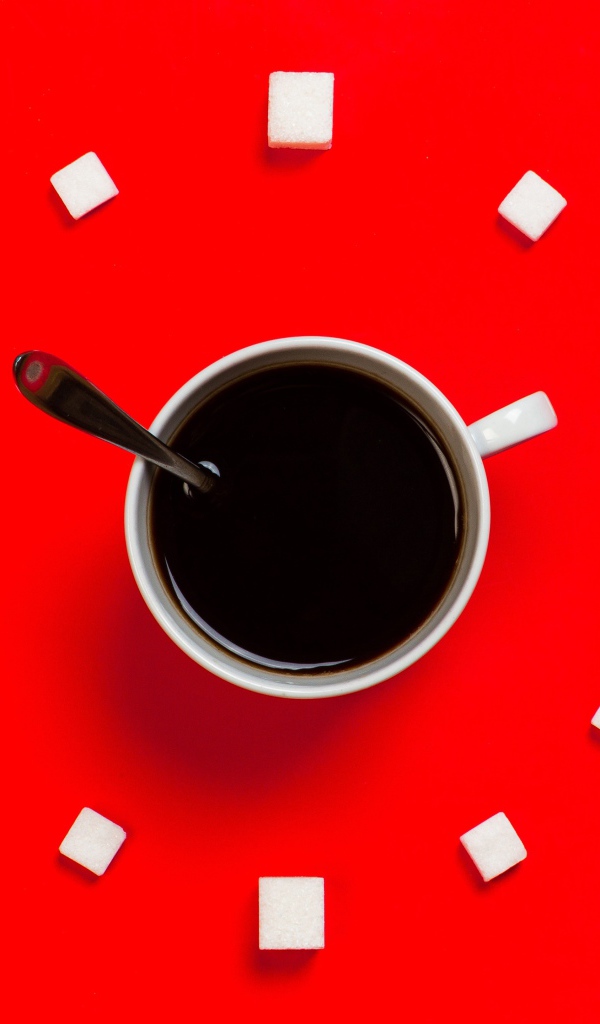 Белая чашка кофе на красном фоне с кубиками сахара 