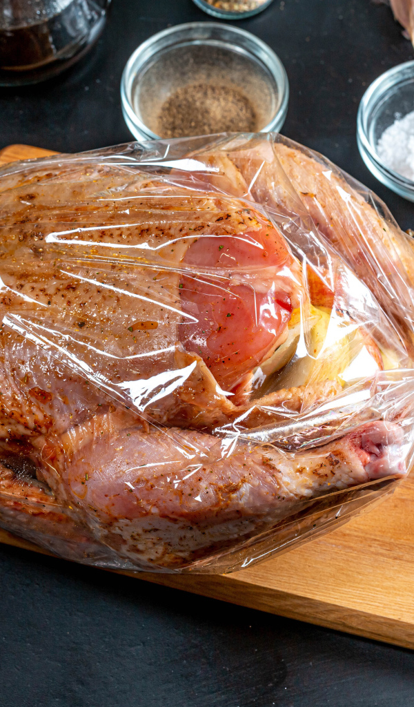 Курица в пакете готовится к запеканию 