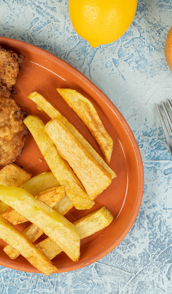 Отбивная с картофелем фри на тарелке 