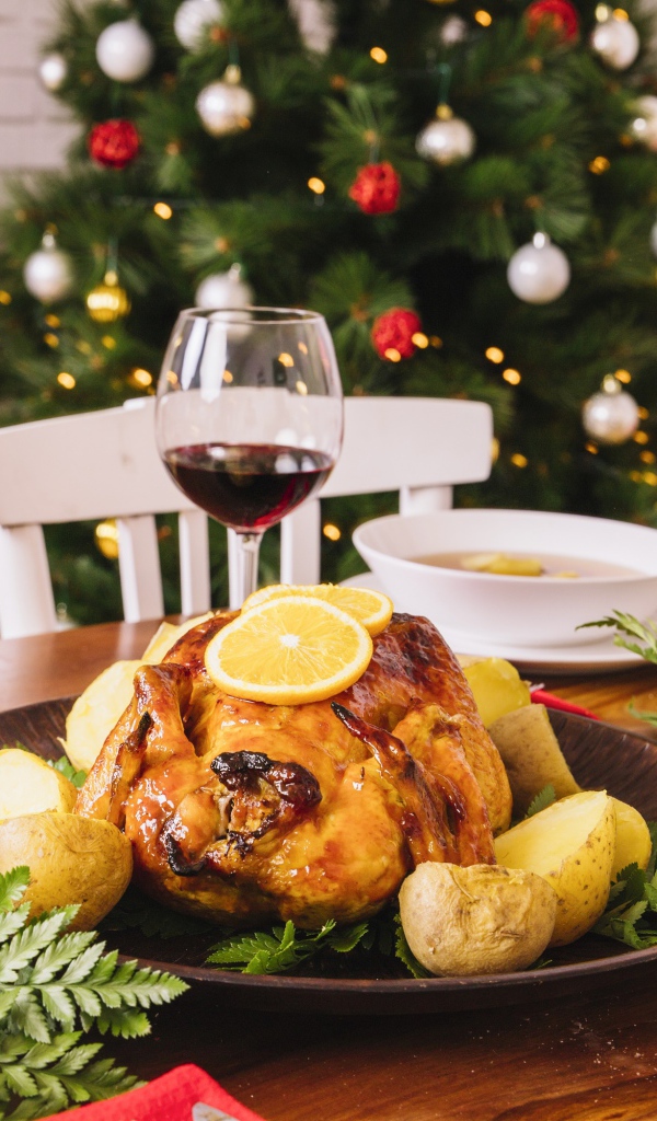 Рождественский гусь с картофелем на праздничном столе 
