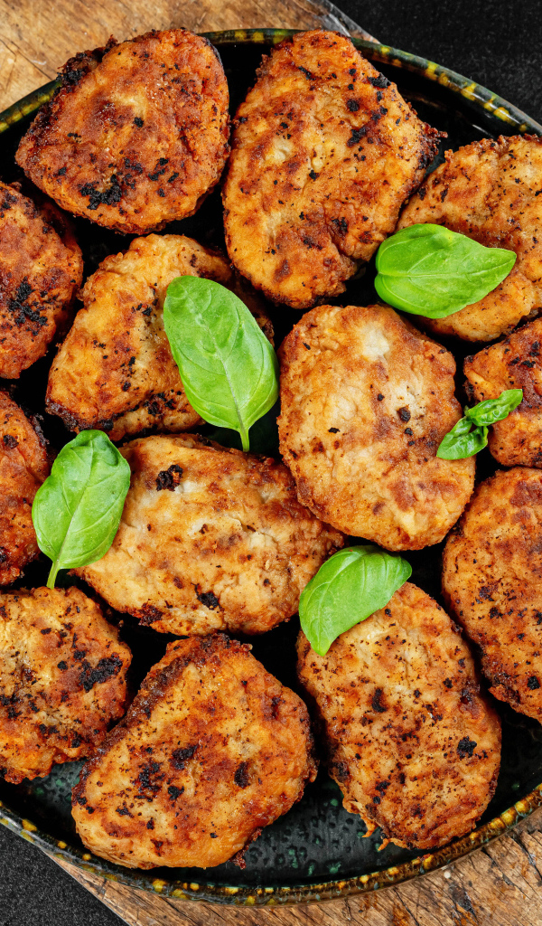 Котлеты в сковороде на столе