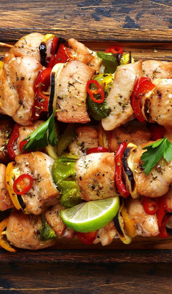 Вкусный куриный шашлык с овощами на шпажках