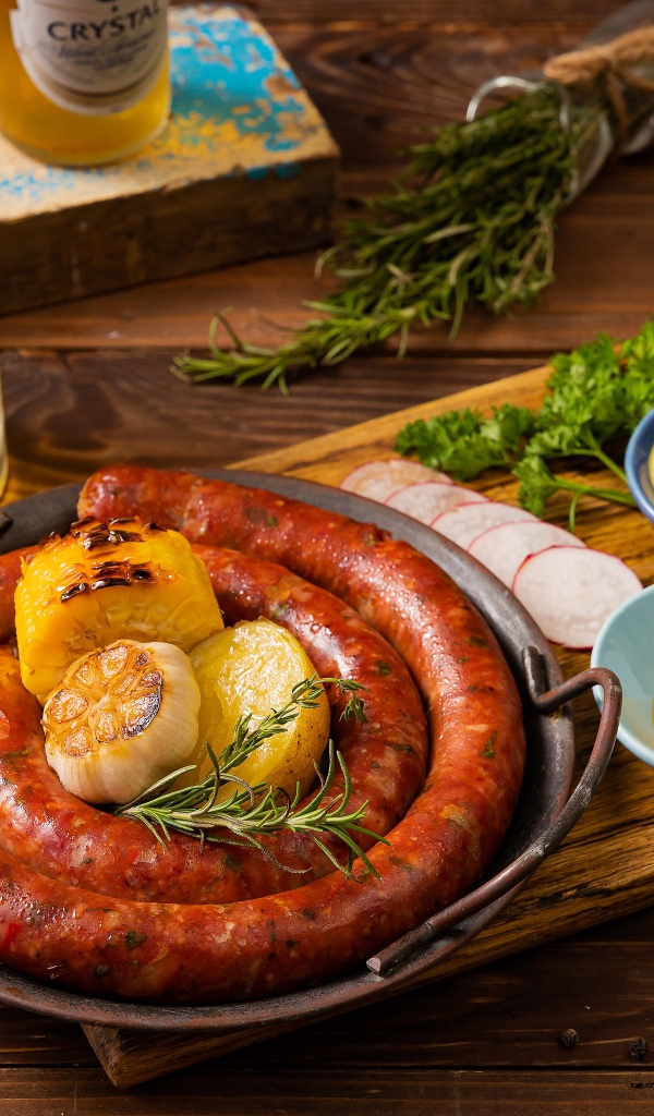 Домашняя колбаса с овощами с соусом и пивом