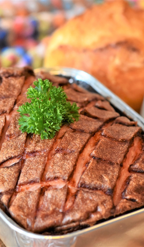 Мясной хлеб выпекается в форме