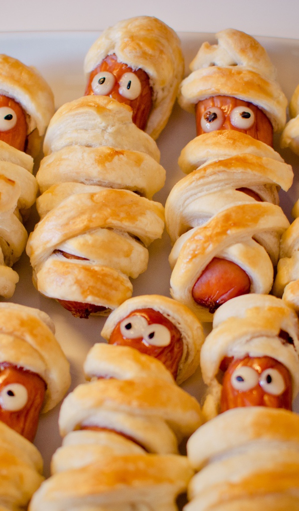 Сосиски в слоеном тесте на противне 