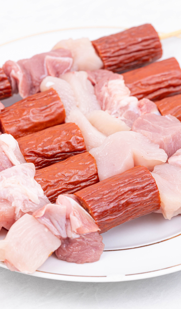 Шашлык из мяса и колбасок на шпажках 