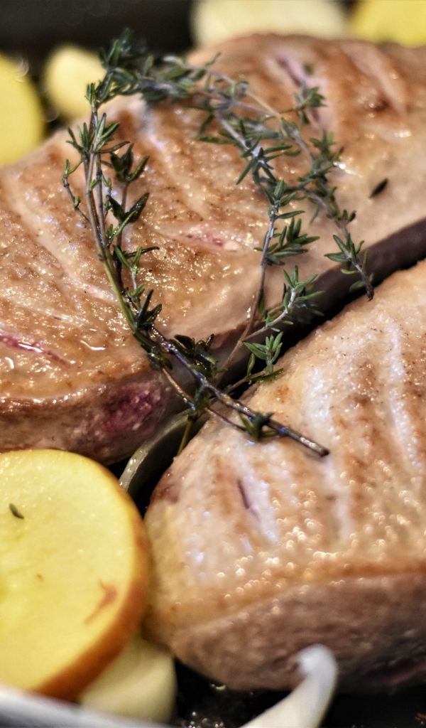 Два куска запеченного филе с розмарином и картофелем