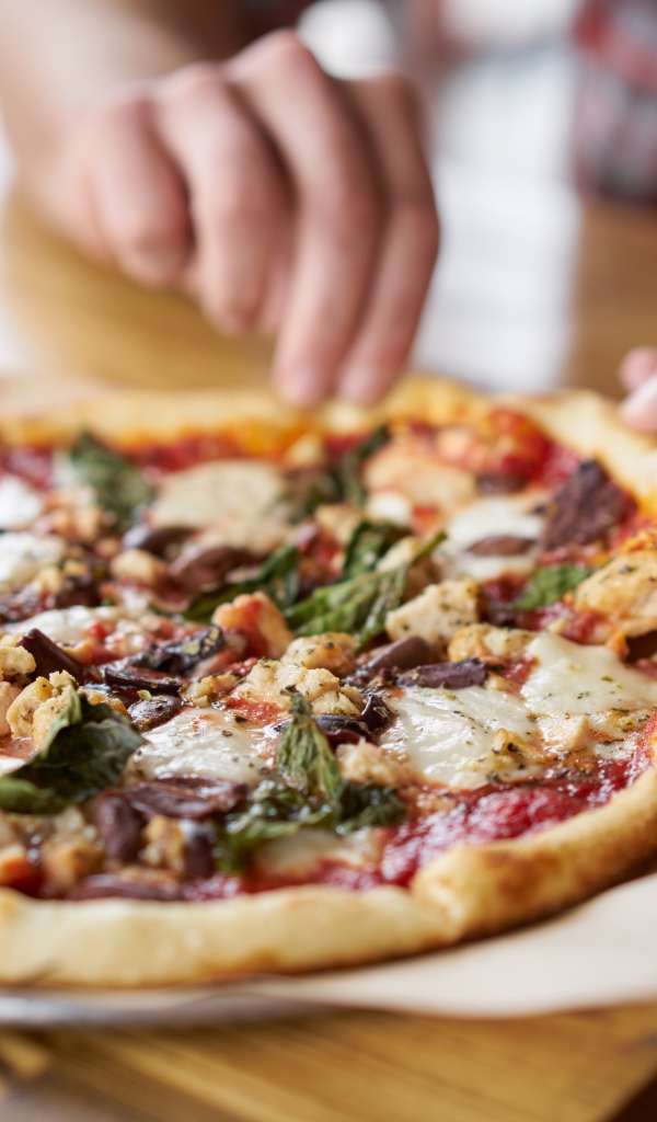 Мужчина в кафе ест вкусную горячую пиццу 