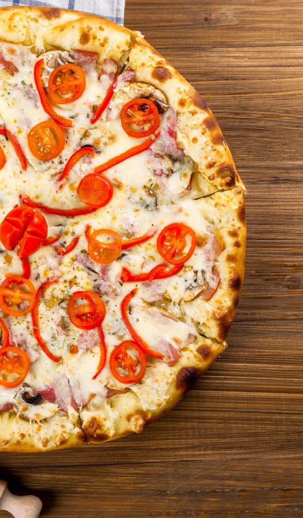 Аппетитная пицца с помидорами, перцем и сыром