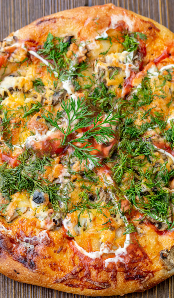 Вкусная свежая горячая пицца с укропом