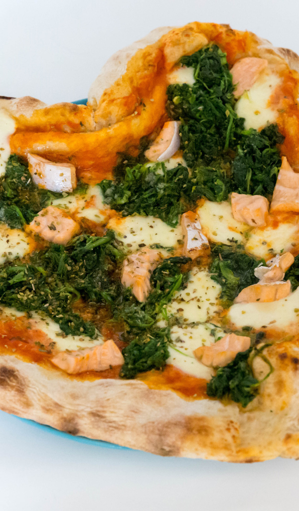 Пицца с рыбой и сыром в форме сердца на белом фоне