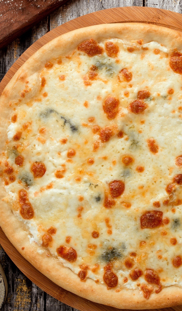 Горячая аппетитная пицца с сыром на столе