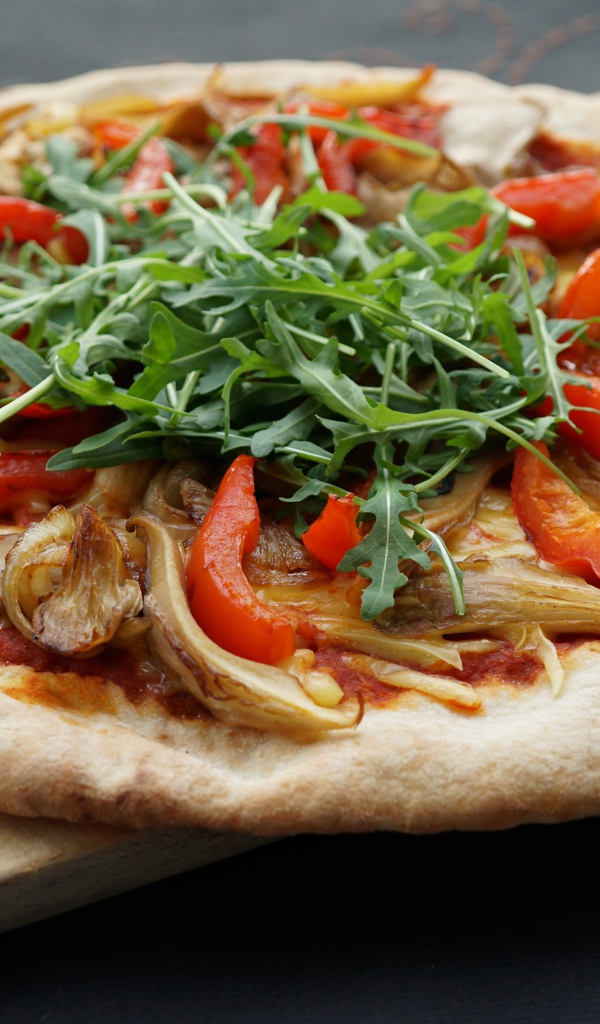 Пицца с грибами, паприкой и листьями рукколы 