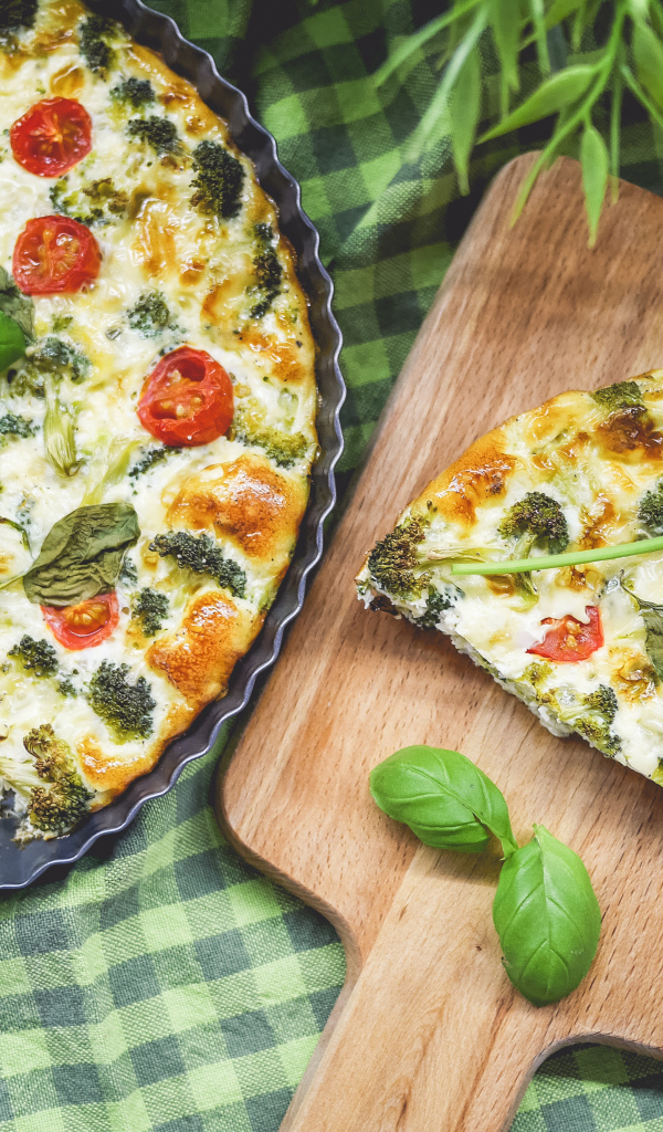 Пицца с помидорами, брокколи и базиликом