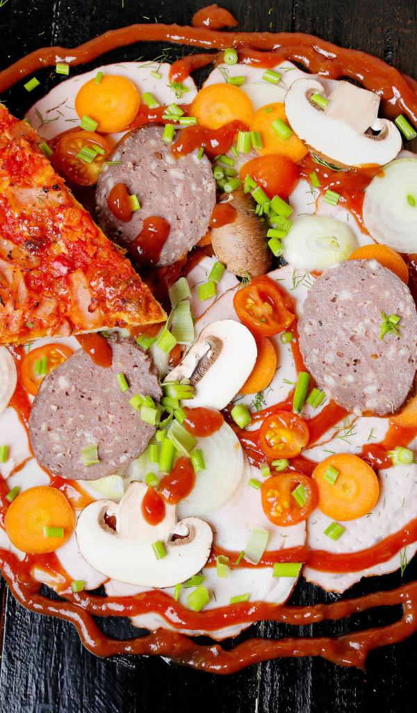 Пицца с овощами и колбасой на столе с кетчупом 