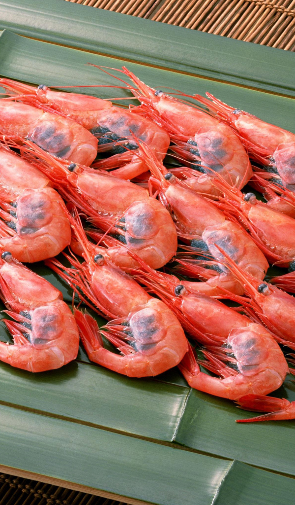 Вареные креветки на бамбуковой тарелке