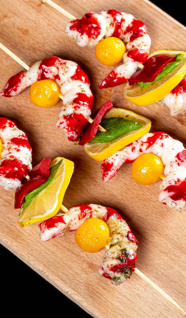 Креветки на шпажках с лимоном