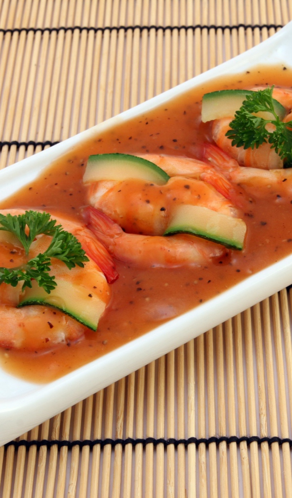 Креветки с огурцом в соусе на столе 