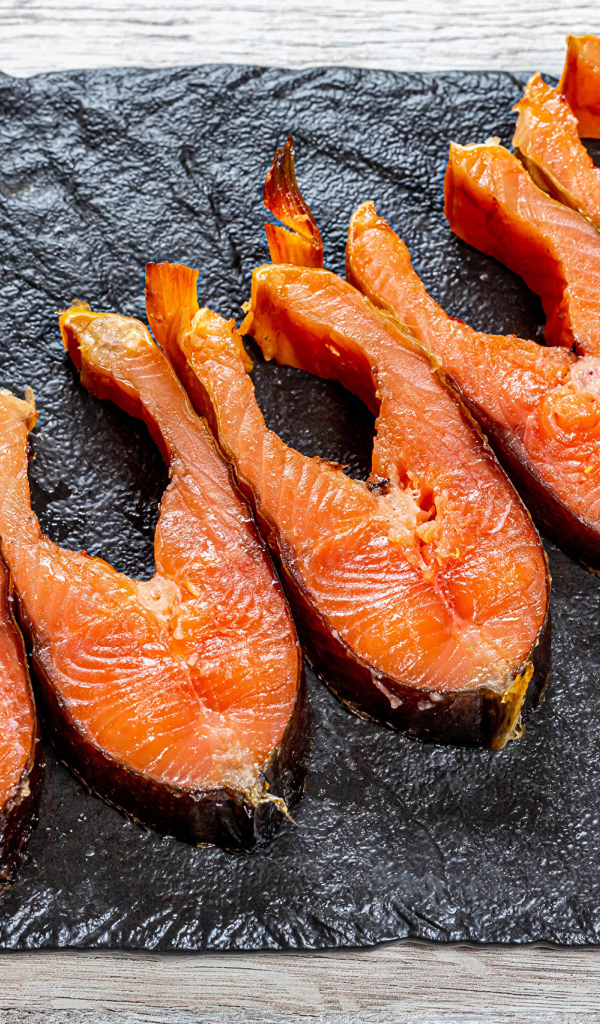 Вкусная красная рыба на столе