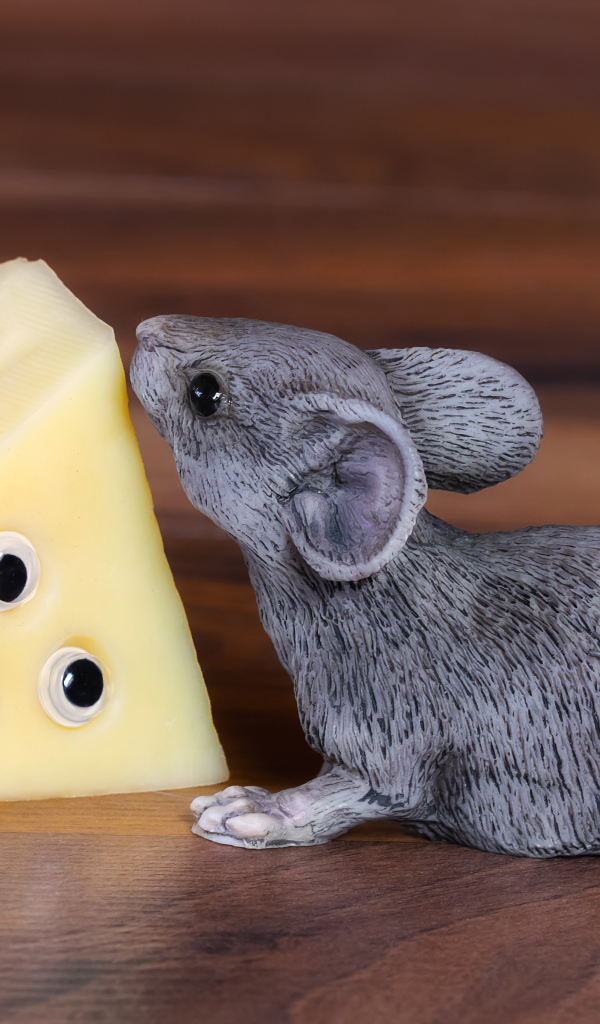 Статуэтка крысы с кусочком сыра 
