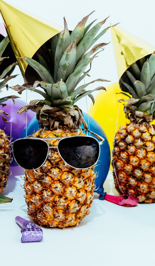 Ананасы в очках с воздушными шарами
